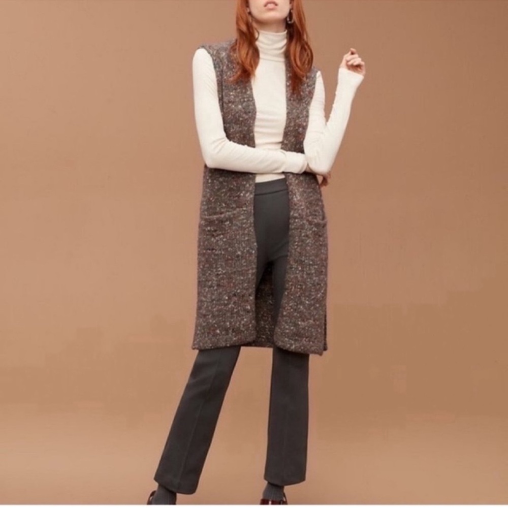 Aritzia
Aritzia Gray Sleeveless Cardigan